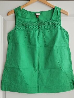 Sonoma green sleeveless top with lace trim